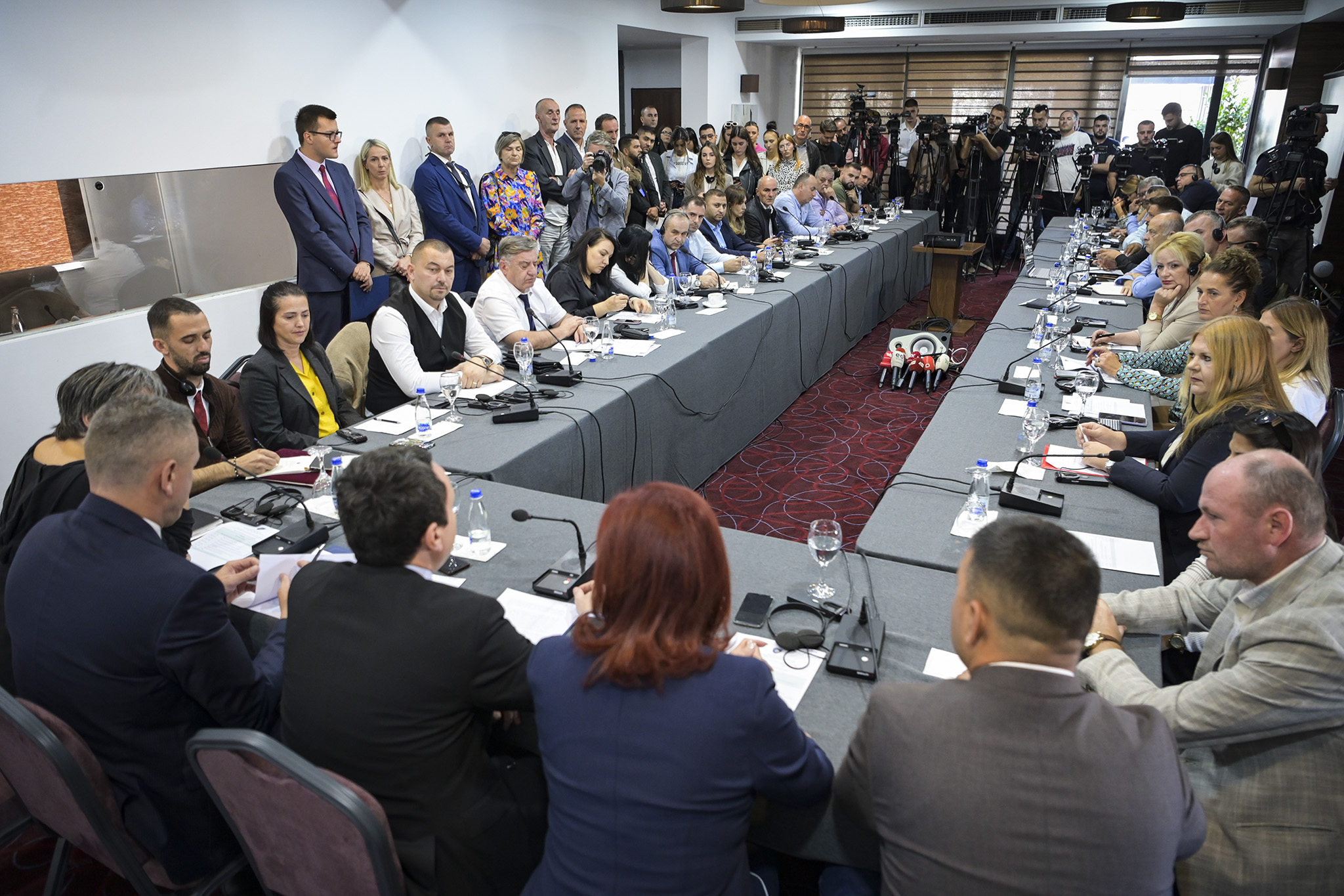 Representatives of the municipal offices for communities and returns at a round table with government representatives!